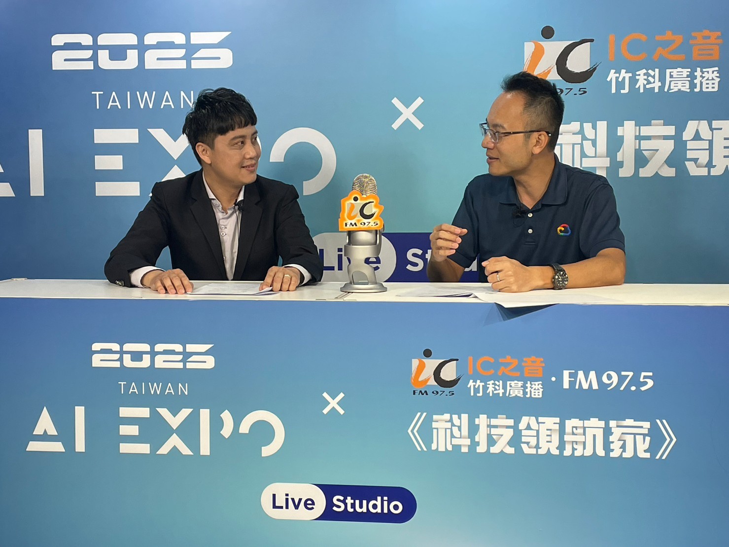 代班主持人李知昂與Google Cloud台灣技術副總林書平(右)，在AI EXPO直播訪談現場