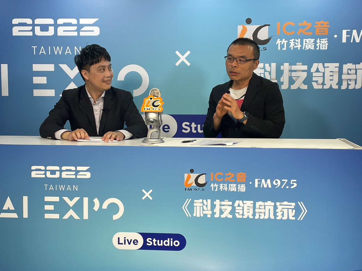 代班主持人李知昂與AWS專業領域架構師總監楊仲豪，在AI EXPO直播會場