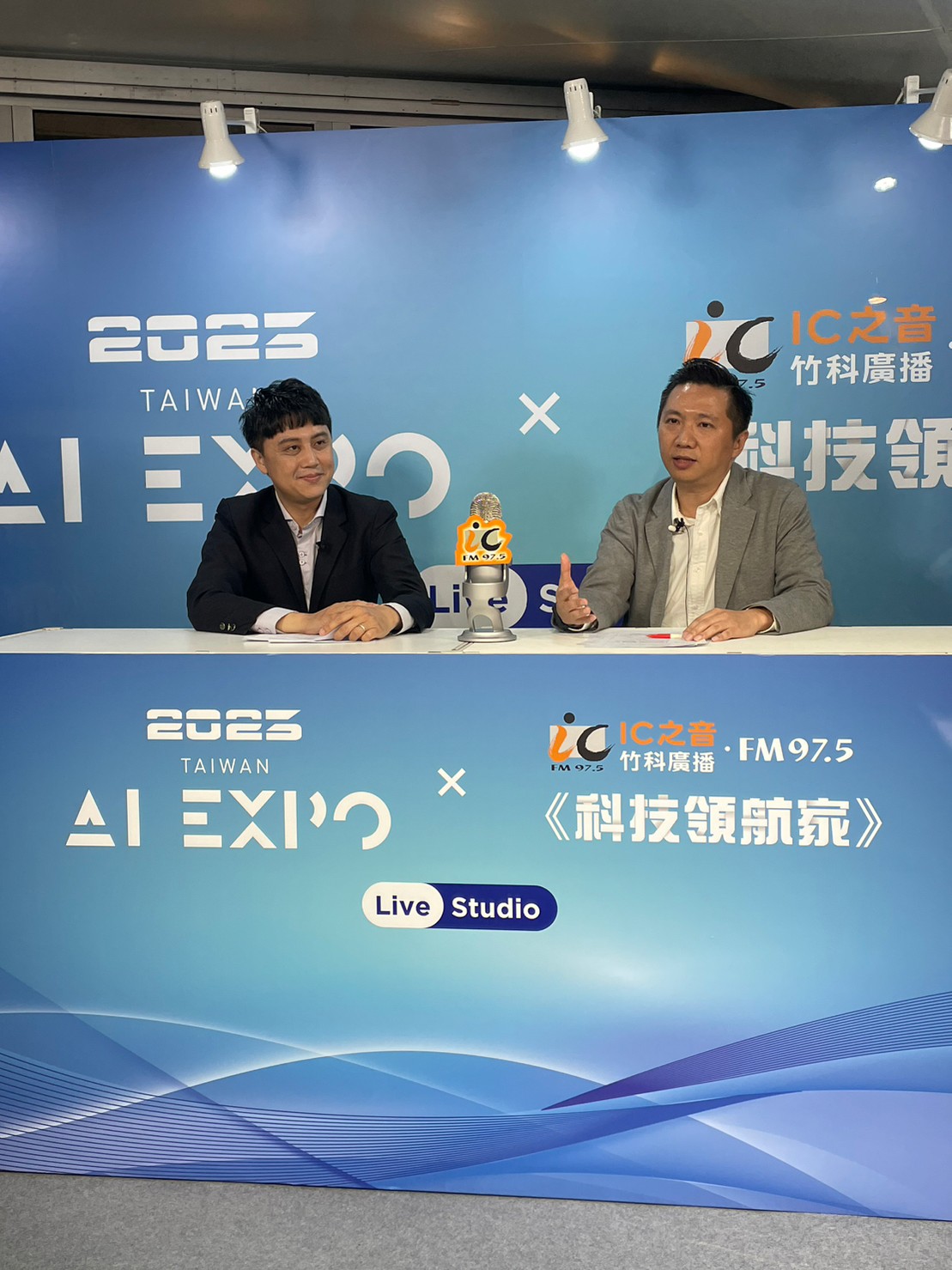 代班主持人李知昂與台灣微軟雲端解決方案副總宋明遠(右)，在AI EXPO直播訪談現場